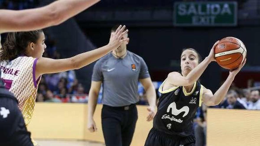 Andrea Malanda es defendida por Sara Fraile durante el encuentro de ida en el Wizink Center.