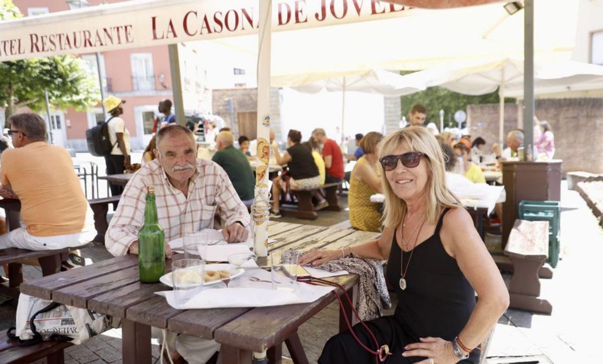 Celedonio Pérez y Nieves Fernández, con una botella de sidra.