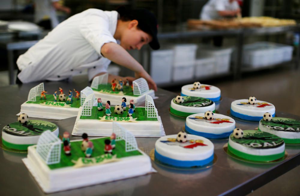 Tartas con motivo de la Eurocopa 2016 en la pastelería 'Muenchner Freiheit' en Munich, Alemania.