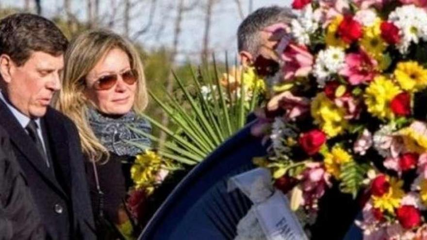 Juan Carlos y Diana en el entierro de su hija.