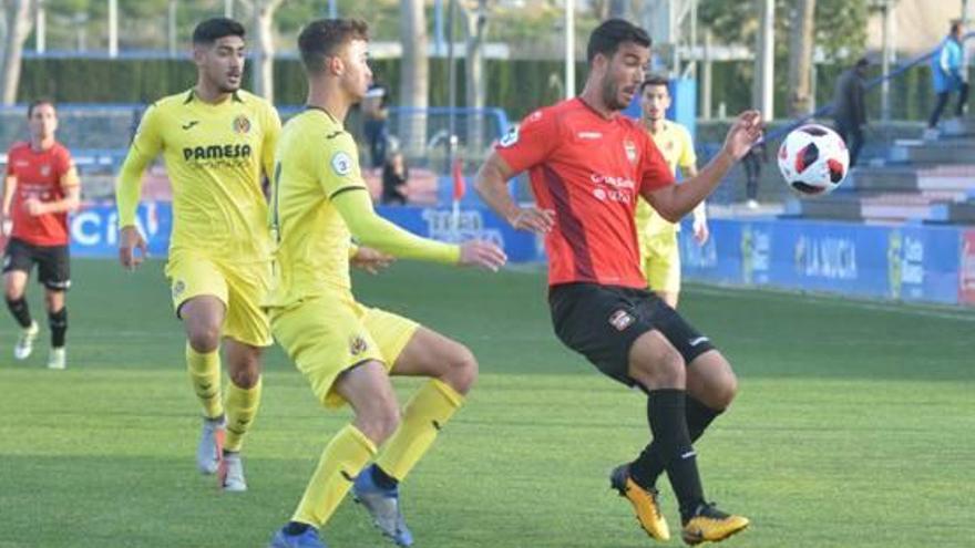 Fofo, goleador ayer, controla un balón ante la mirada de la defensa del Villarreal C.