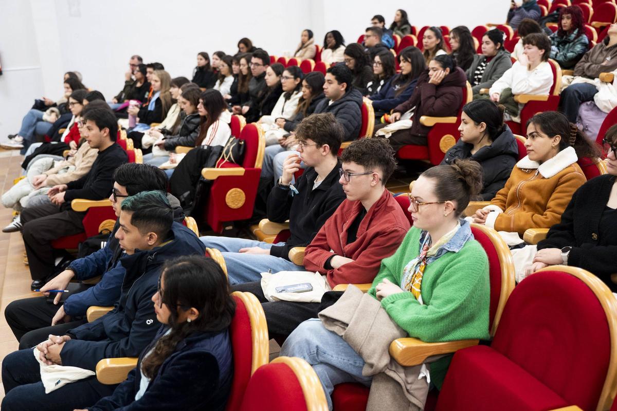 Estudiantes internacionales durante el acto de bienvenida en Derecho, esta mañana.