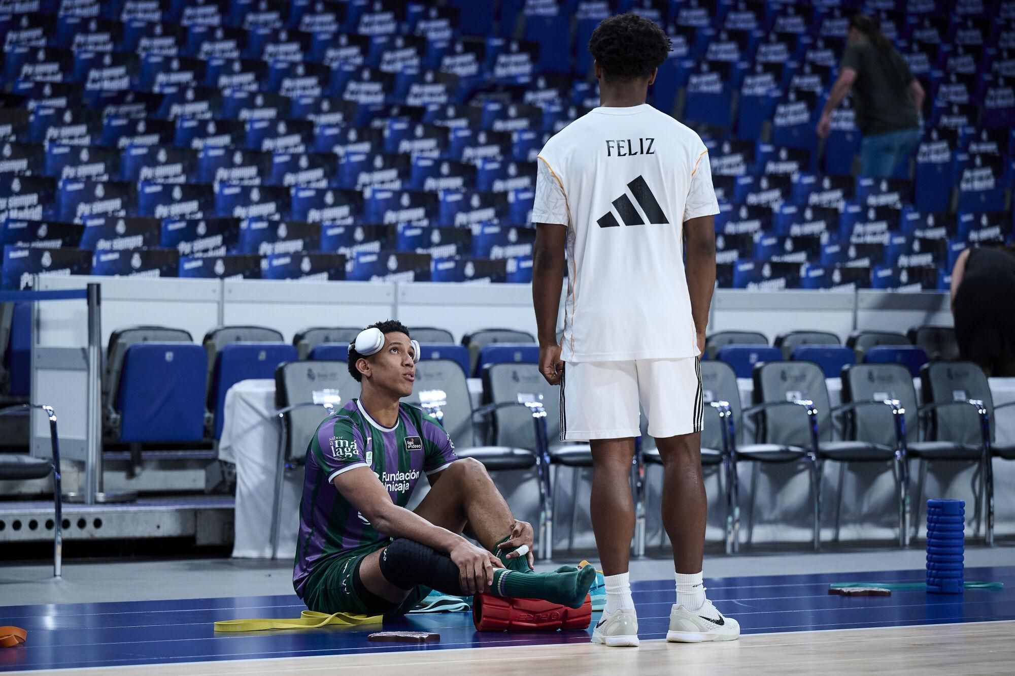 Llegada del Unicaja al Movistar Arena y calentamiento de los verdes