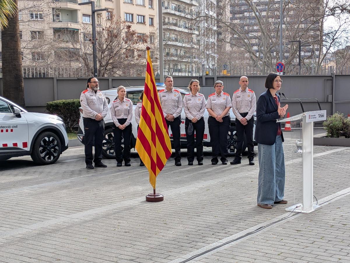 Moment de la presentació de les millores a Protecció Civil, amb la consellera Parlon u personal vestit ja amb el nou uniforme
