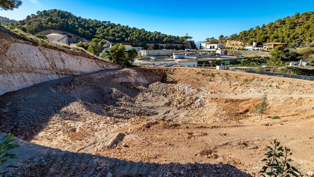 Terrenos donde se empezó a excavar para construir una balsa junto a la depuradora de Benidorm antes de que la Generalitat paralizase el proyecto.