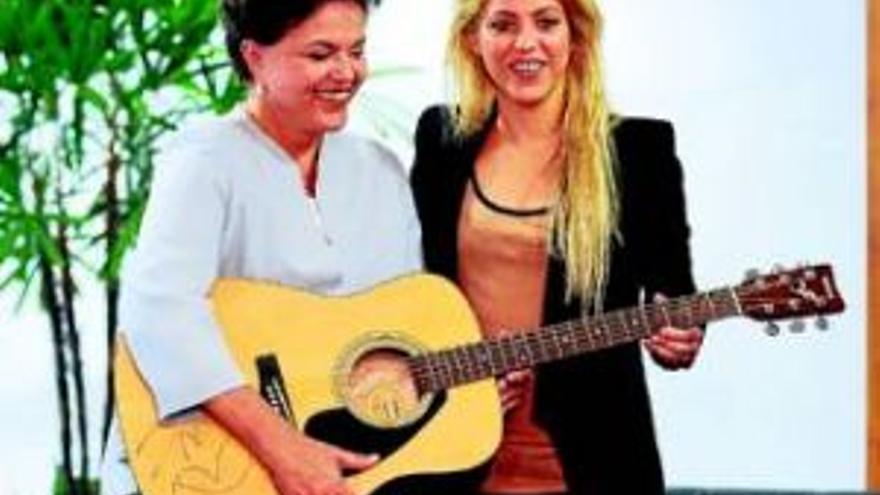 Shakira
: LA ARTISTA DONA UNA GUITARRA A LA PRESIDENTA DE BRASIL