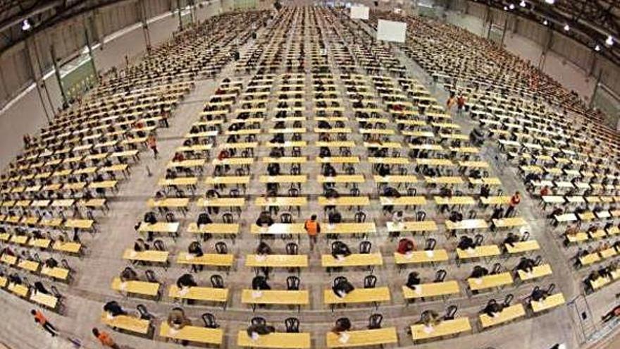 Opositores en un examen en Silleda.