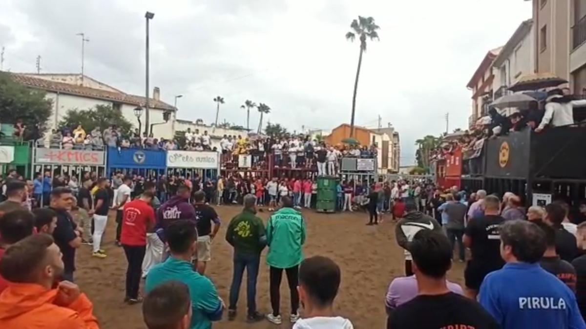 Imagen del minuto de silencio que han realizado las peñas de Almassora en la plaza Mayor.