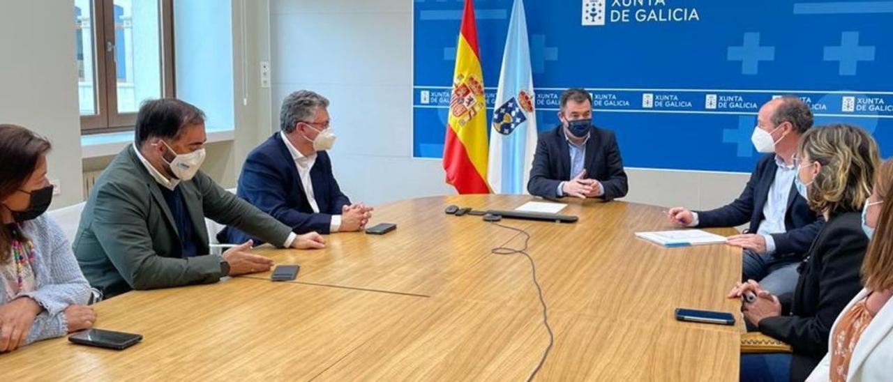 El conselleiro de Educación, Román Rodríguez, durante su reunión con los representantes del PP.  // FdV