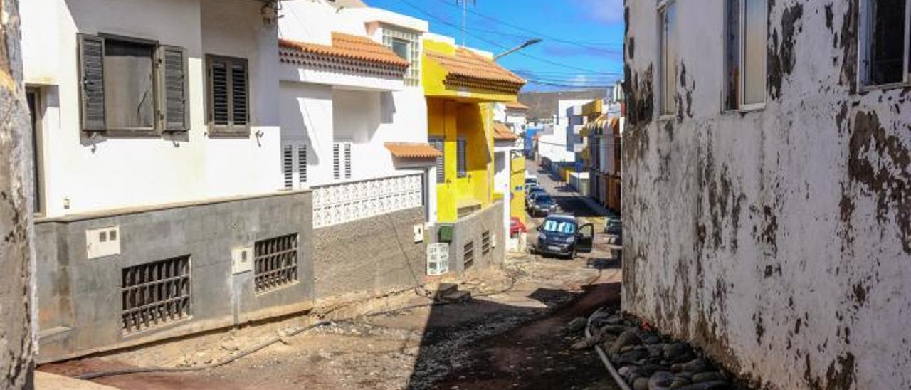 Estado en el que se encuentra la obra en la calle Luisa Ramos Medina de San Andrés, ayer, tras meses paralizada. | |