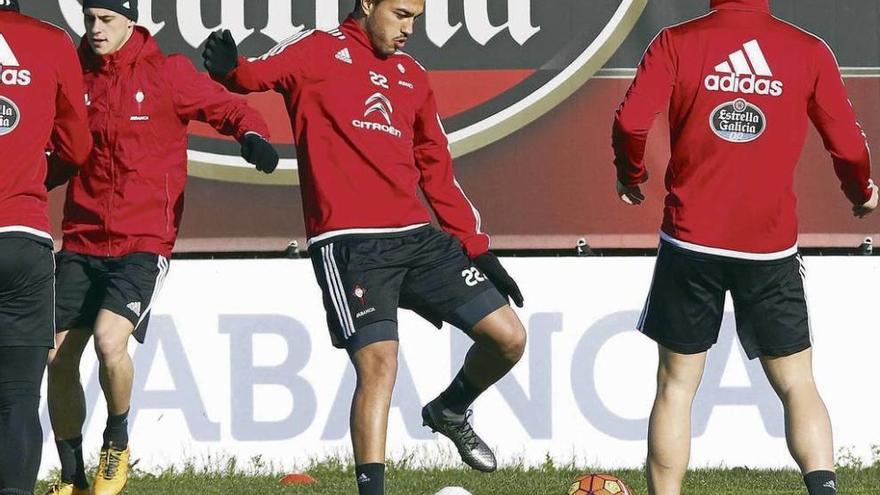 Gustavo Cabral, en el centro, golpea el balón durante el entrenamiento, ayer, en A Madroa. // Ricardo Grobas