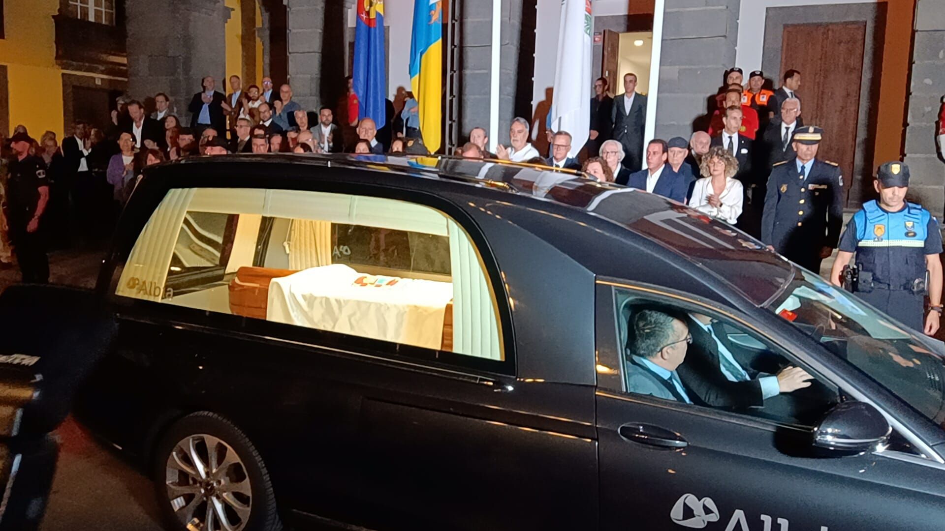 Coche fúnebre con el féretro de Jerónimo Saavedra a su llegada a las Casas Consistoriales.