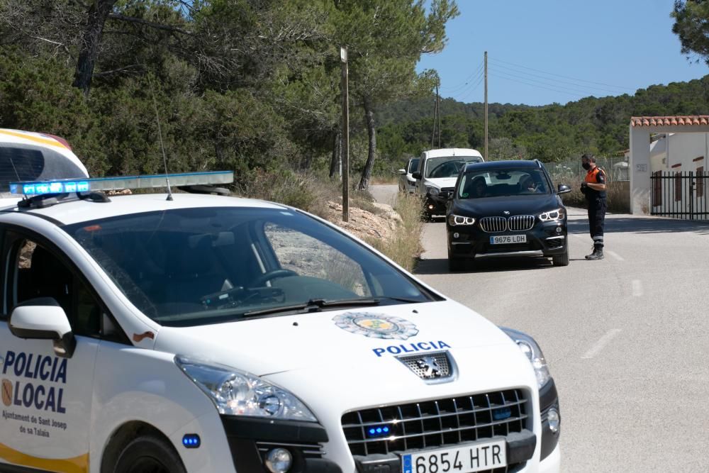 Control policial en los accesos de Cala Bassa