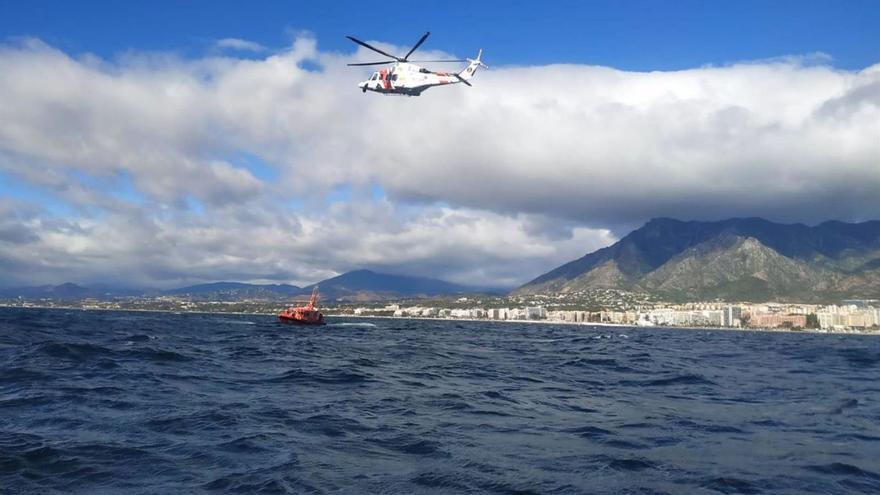 Un helicóptero y una embarcación, en una operación en alta mar en la provincia.