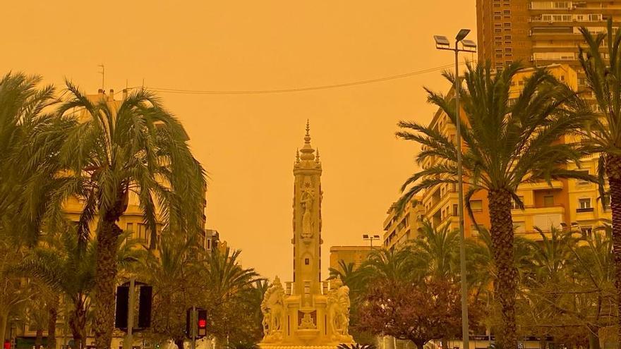Polvo naranja sobre la fuente de Luceros en Alicante