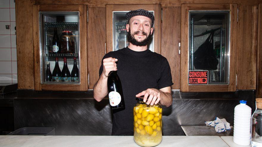 El fermentista Nacho García muestra algunos de sus productos en Batch, en el Mercado de Vallehermoso.