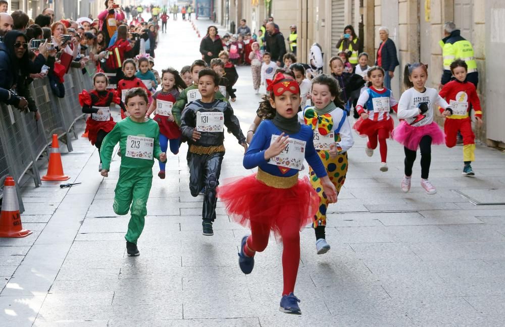 El centro de Vigo fue esta mañana una pista de atletismo improvisada para acoger la sexta edición de la Carreira Popular de Entroido