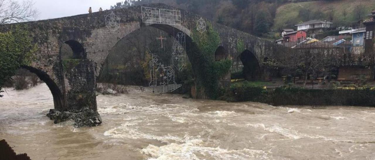 El río Sella, a su paso por Cangas de Onís. | María Villoria