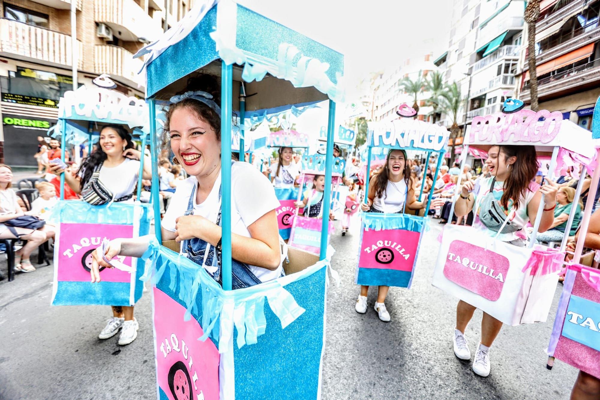 Las 89 hogueras y 20 barracas inundan las calles de Alicante con el tradicional desfile del Ninot