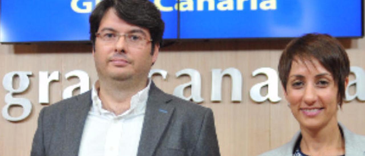 Juan Manuel Gabella y Onalia Bueno, en la presentación de un acto cultural en el Cabildo de Gran Canaria.