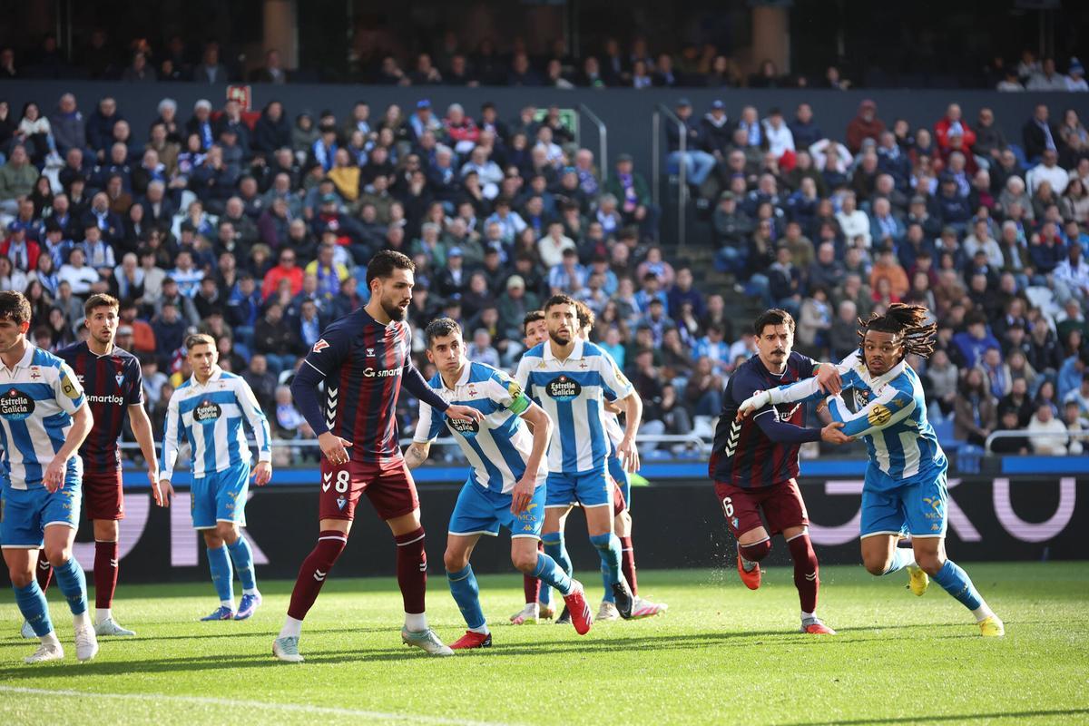Un gol de Eddahchouri bastó para que el conjunto coruñés, muy limitado, se llevase la victoria