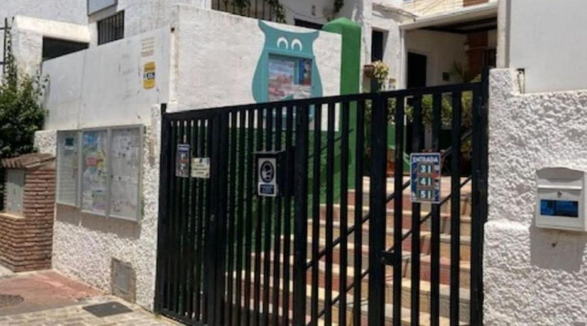 Acceso principal al colegio Nuestra Señora del Carmen.