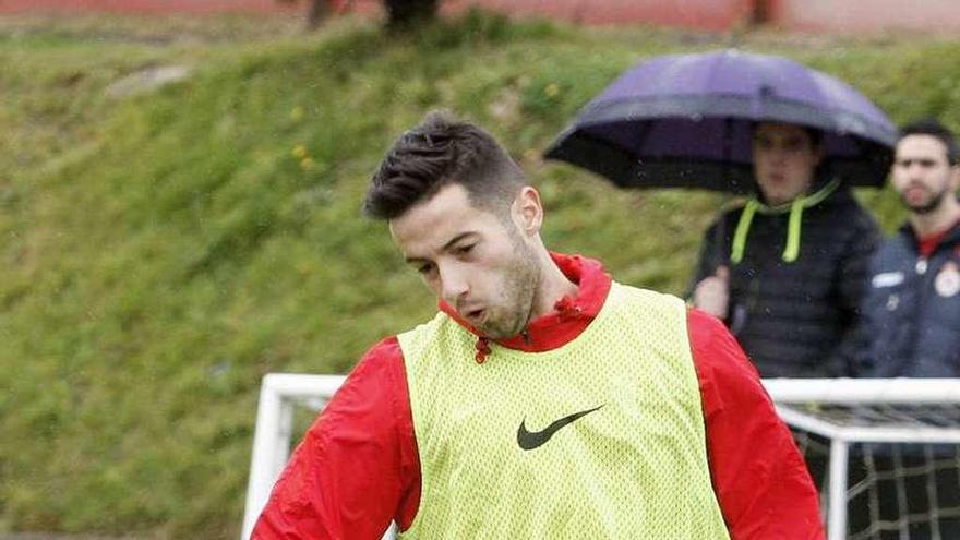 Jony golpea un balón durante el entrenamiento de ayer.