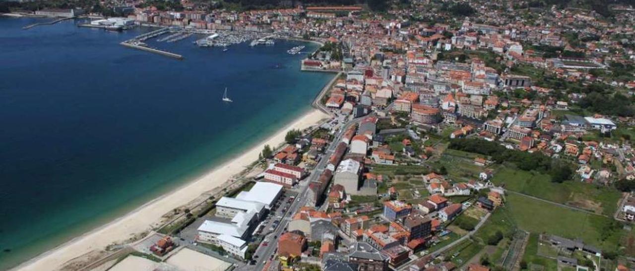 Vista aérea de Cangas, con la playa urbana de Rodeira en primer término. // Santos Álvarez