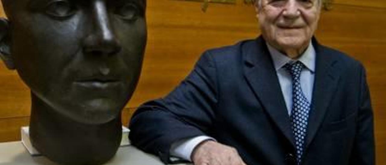 El catedrático de Lengua y Literatura Españolas Gabriele Morelli ante el busto de Miguel Hernández.