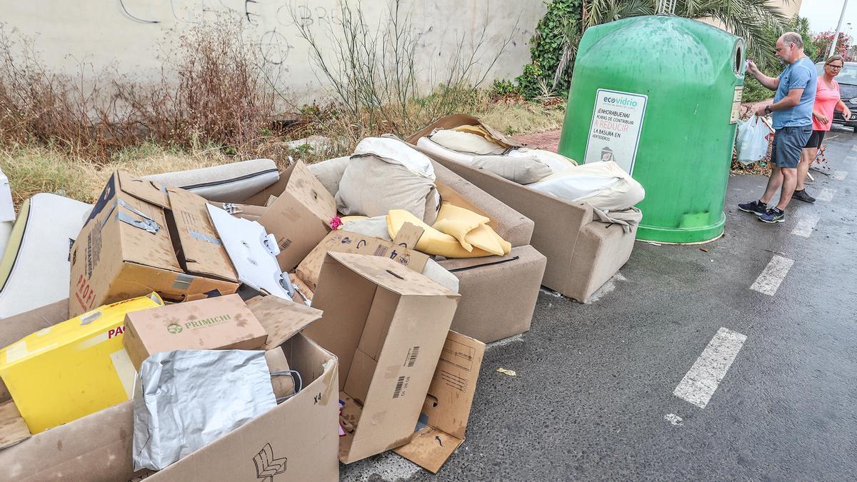 Uno de los principales problemas del servicio de recogida sigue siendo la falta de respeto a los horarios de depósito y el vertido de enseres