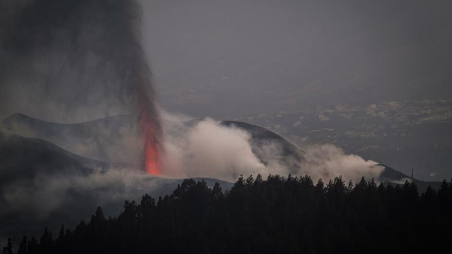 Turismo por el volcán de La Palma: &quot;La ceniza está recién horneada&quot;