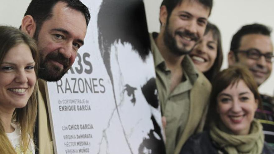 El productor y guionista del cortometraje &#039;Tres razones&#039; , Enrique García, junto a la actriz Virginia Demorata, el actor Chico García, las actrices, Virginia Muñoz y Carmen Vaquero y el interno Antonio Mairena, durante su presentación hoy en el Centro Penitenciario de Alhaurín de la Torre.