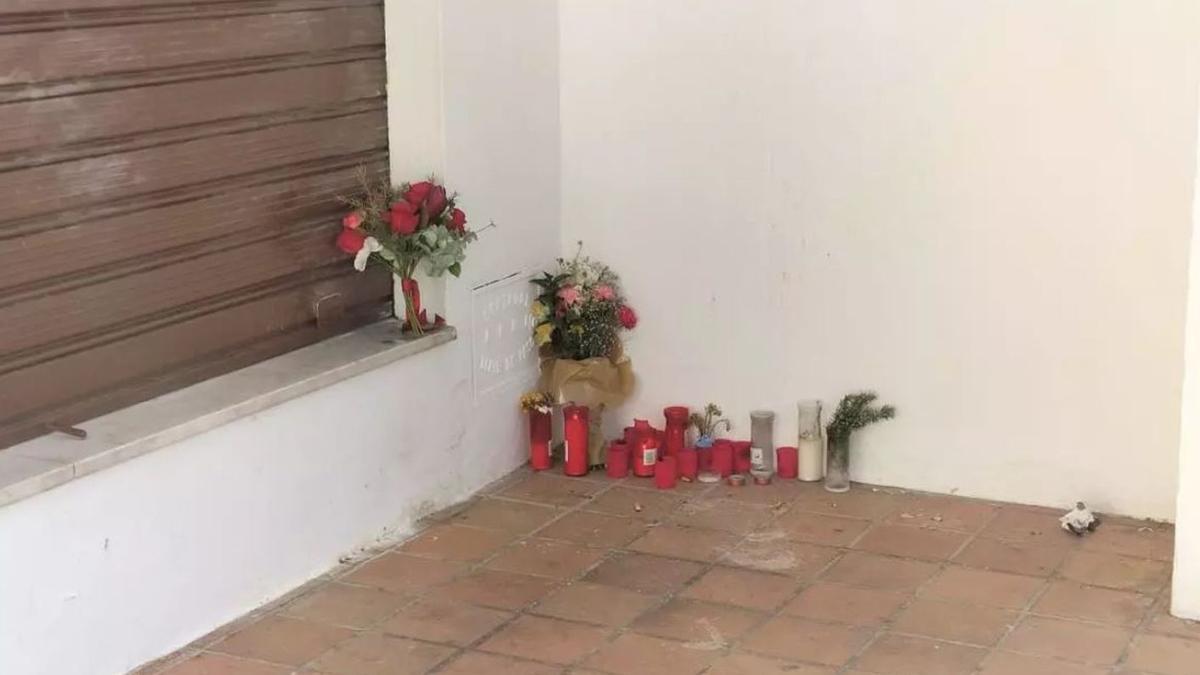 Velas y flores en el soportal en el que fue asesinado Miguel Ángel