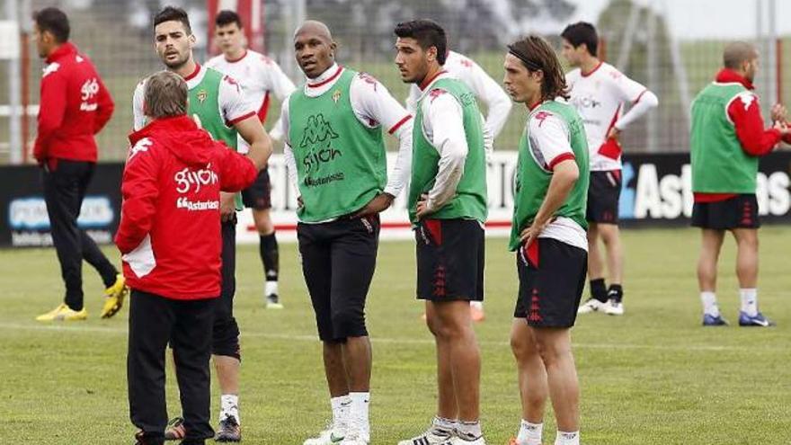 Javier Clemente da indicaciones a Botía, Gregory, Moisés y Sangoy durante el ensayo de la estrategia.