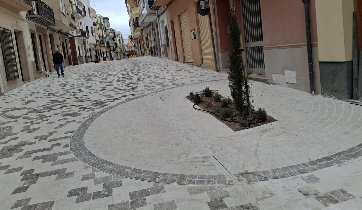 Las obras del Carrer Major han dado una nueva imagen a la principal calle del pueblo