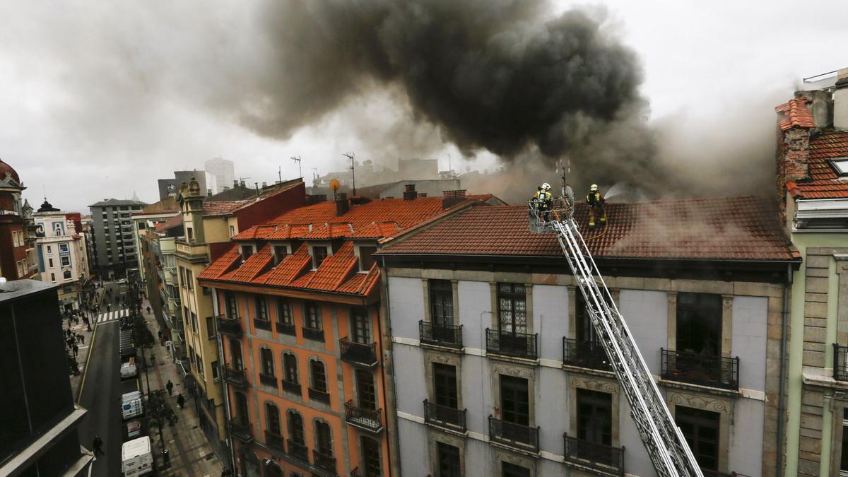 VÍDEO: El emotivo homenaje a Eloy Palacio, el bombero fallecido en el incendio de Uría
