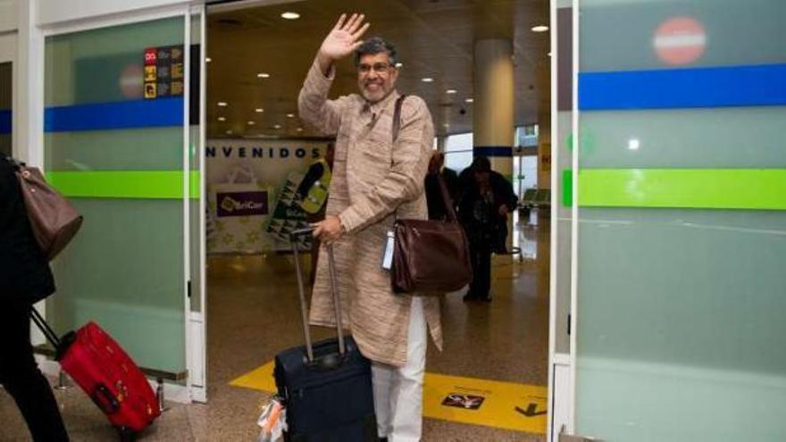 Kailash Satyarthi, ayer, a su llegada a Alvedro.