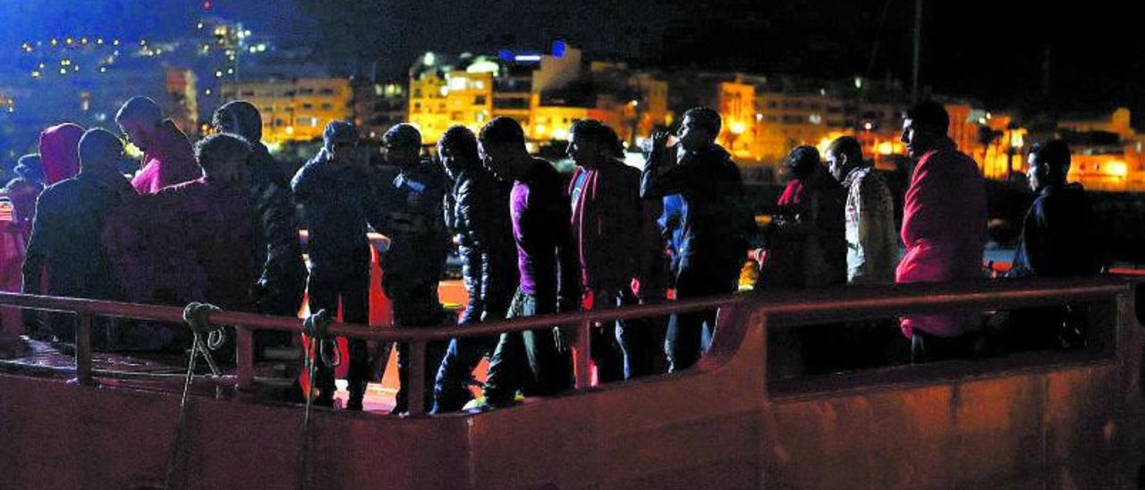 Migrantes desembarcados en el muelle de Arguineguín la noche del jueves.