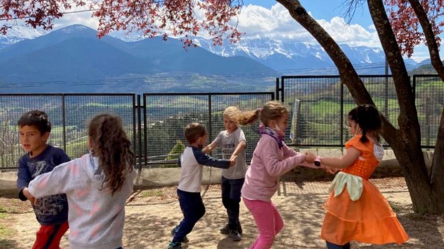 Alumnes de l’escola de Prullans en una sessió de danses | CCC