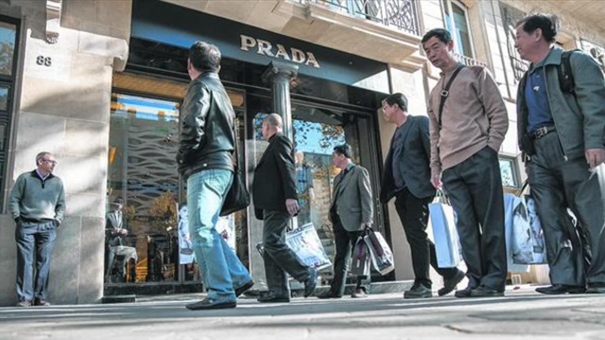 Turistas asiáticos de compras en el paseo de Gràcia, ayer.