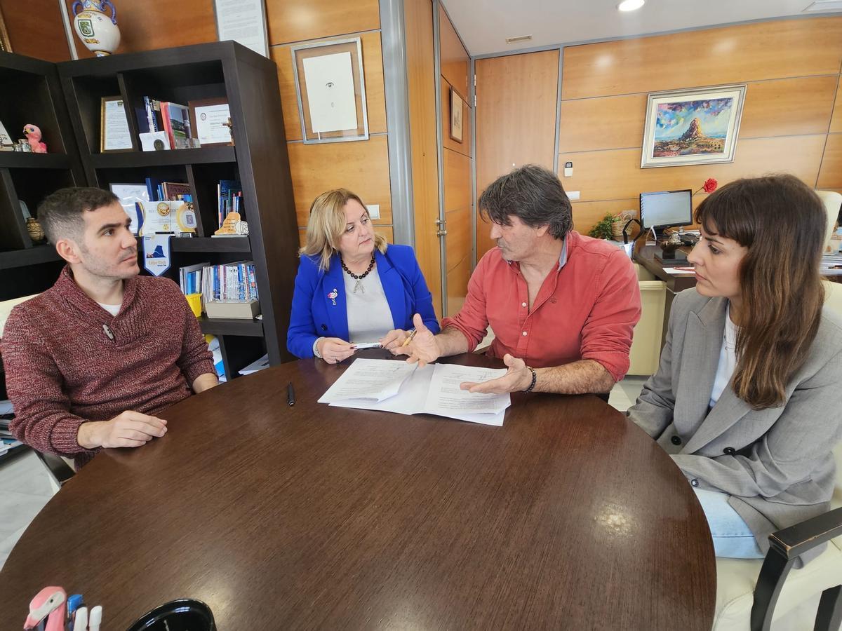 En la firma del convenio han estado presentes la Alcaldesa, Ana Sala, el Patrón Mayor de la Cofradía de Pescadores, Paco Catalá, la concejal de Pesca, Mariola Mulet y el concejal de Ciclo Integral del Agua, Ximo Perles.