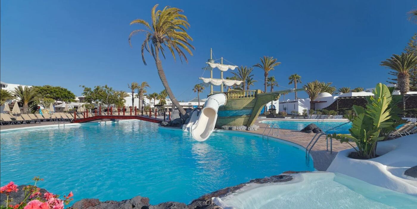 Barco pirata con toboganes en H10 Suites Lanzarote Gardens.
