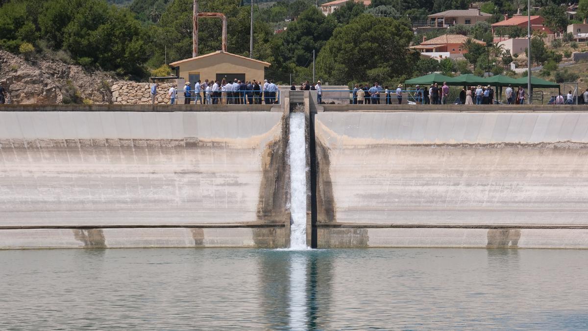 El agua del Júcar ha comenzado a llegar este año para riego. En la imagen el pasado mayo.