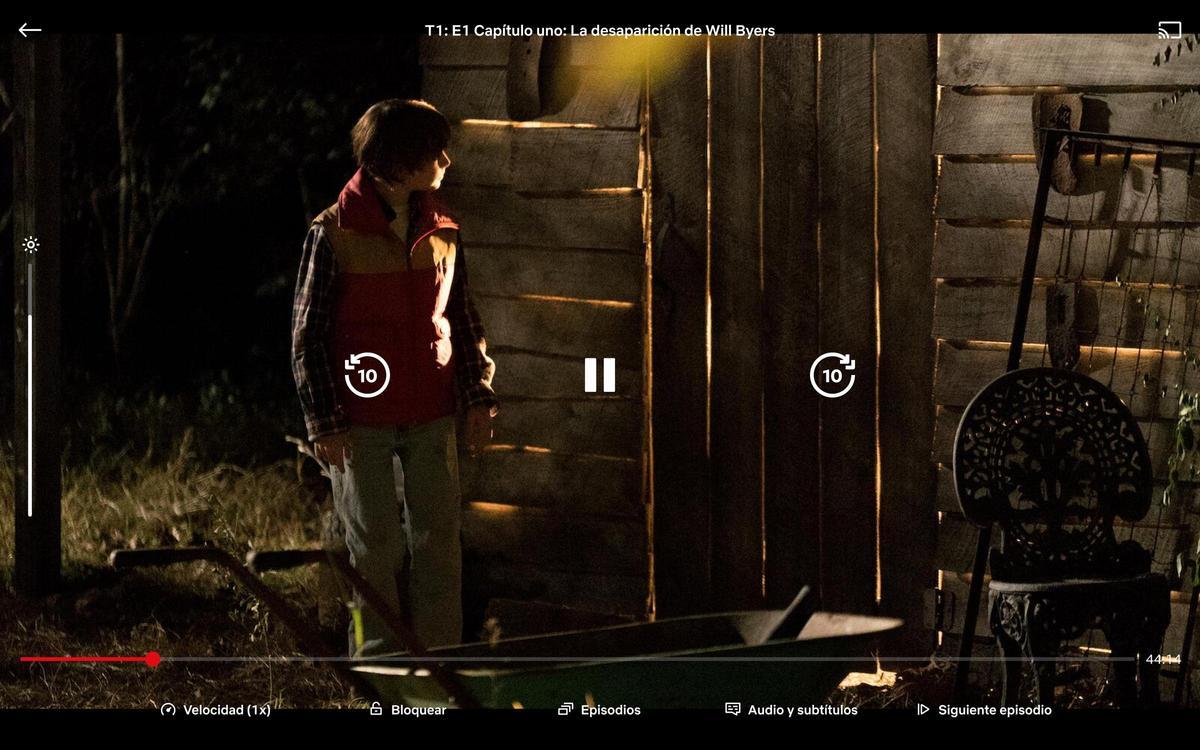 En la app de Netflix, la velocidad de reproducción se elige en el reloj que hay en la esquina inferio izda. de la pantalla.