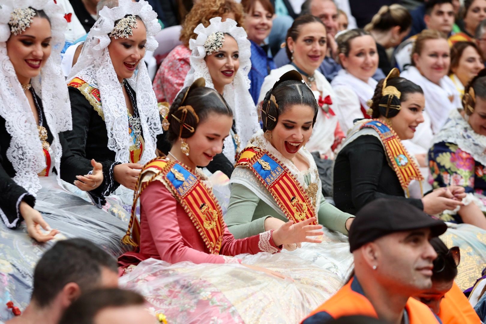 Carmen y Nerea descubren la "tronaera" y el Bando más divertido en Murcia