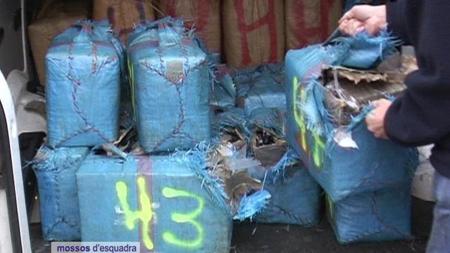 Los grandes envíos de hachís y marihuana no son fáciles de esconder. Fardos de hachís de un cargamento de 1,5 toneladas aprehendido por los Mossos en Barcelona, en diciembre 2006