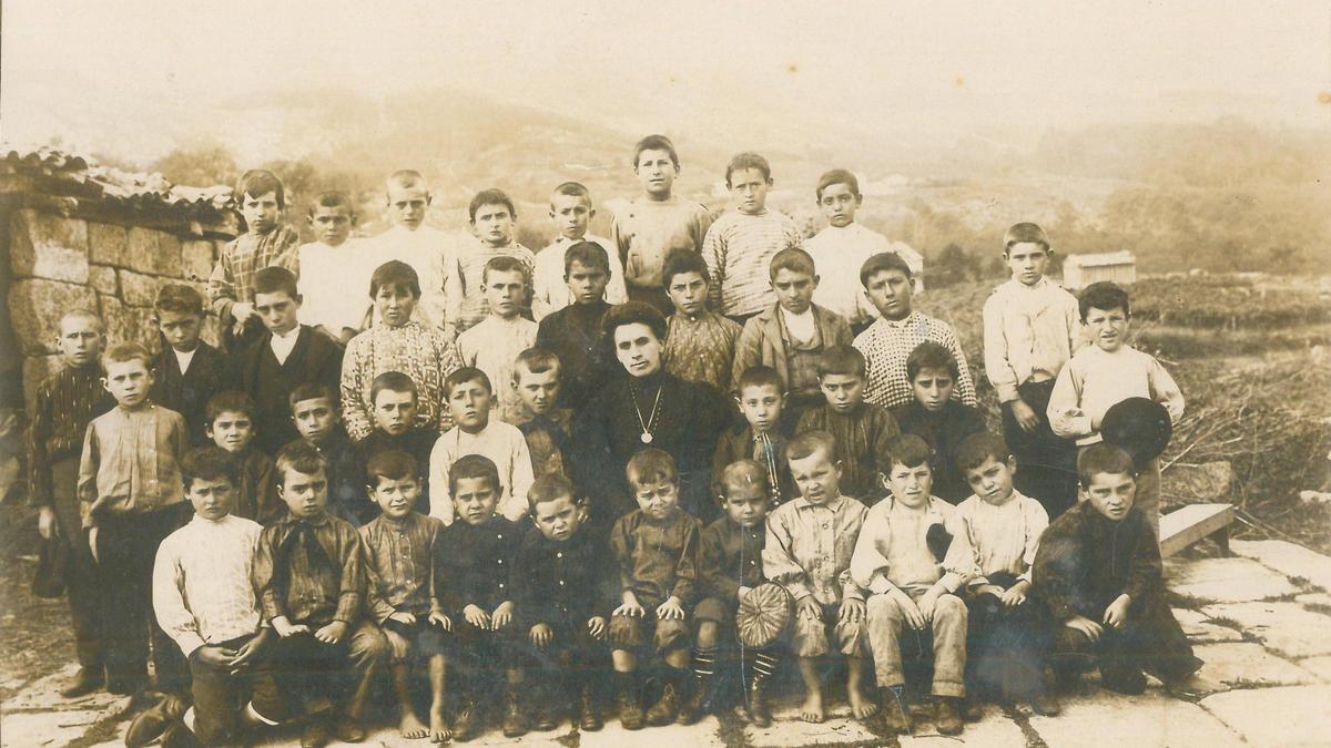 Escola de nenos no Pazo do Outeiro, sobre 1912.