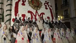 La Virgen del Remedio recibe todos sus claveles