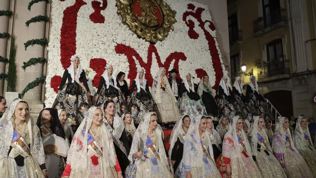 La Virgen del Remedio recibe todos sus claveles