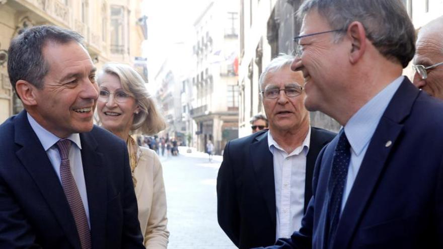 El jefe del Consell, Ximo Puig, saluda a Steven Armstrong, presidente de Ford Europa, en mayo pasado.